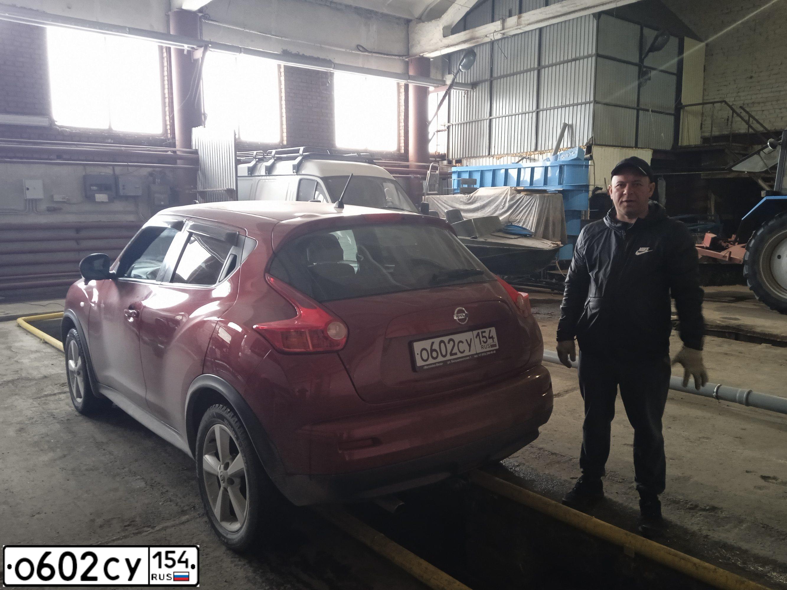Фото автомобиля NISSAN JUKE, 2012 — госномер О602СУ154. Цвет: Красный