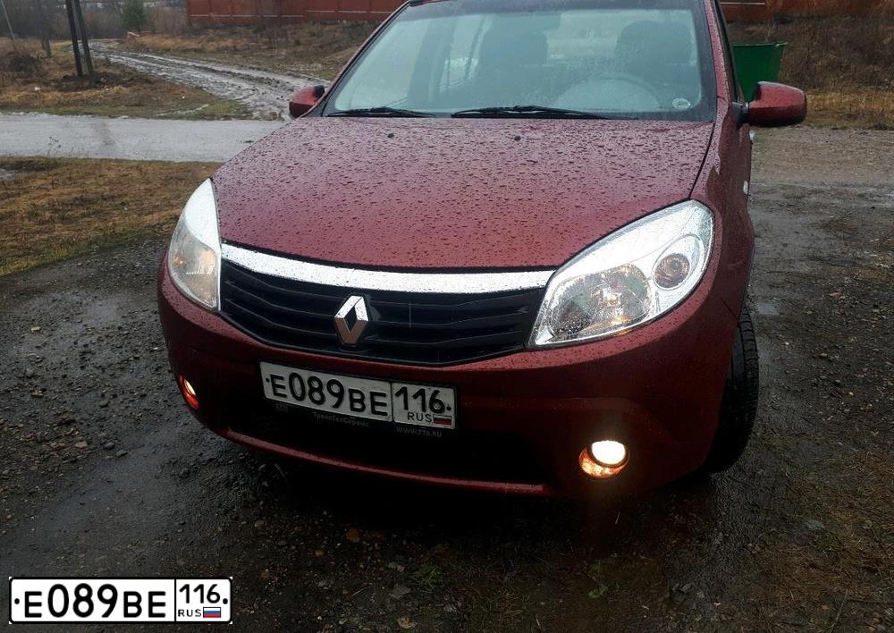 Фото автомобиля RENAULT SANDERO, 2011 — госномер Т939РТ18. Цвет: Красный