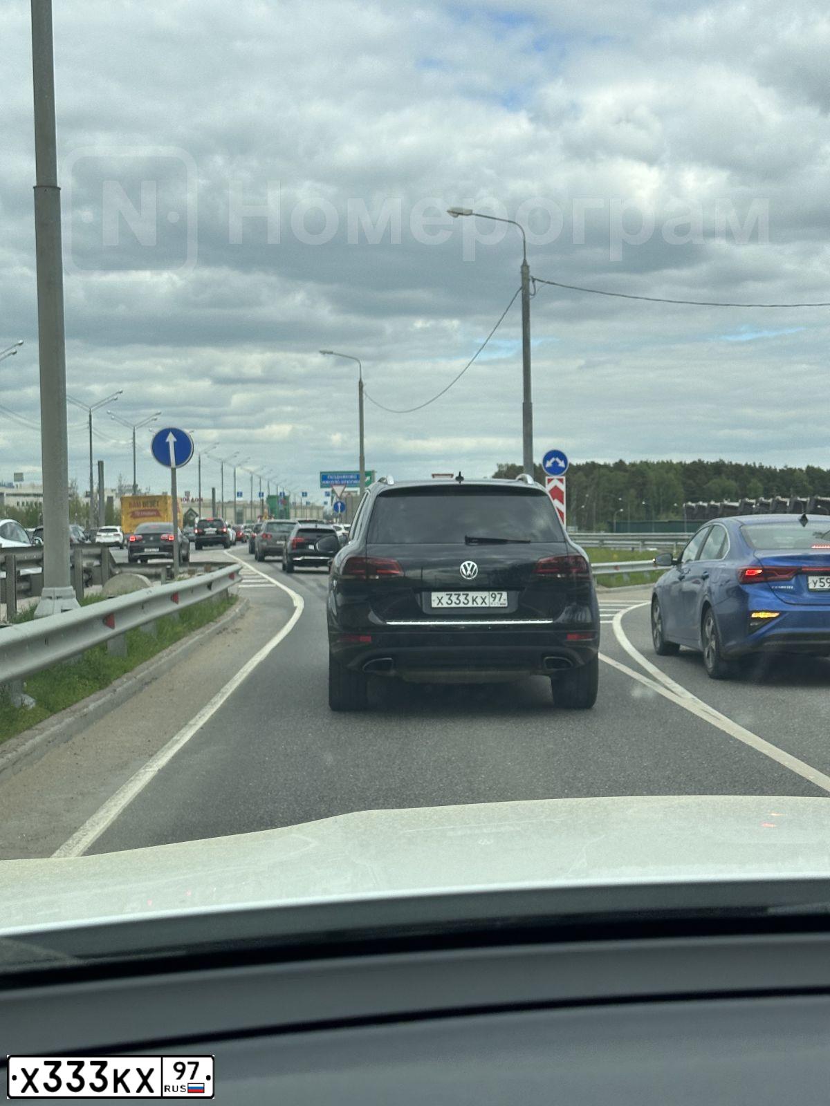 Фото автомобиля VOLKSWAGEN TOUAREG, 2013 — госномер Х333КХ97. Цвет: ЧЕРНЫЙ