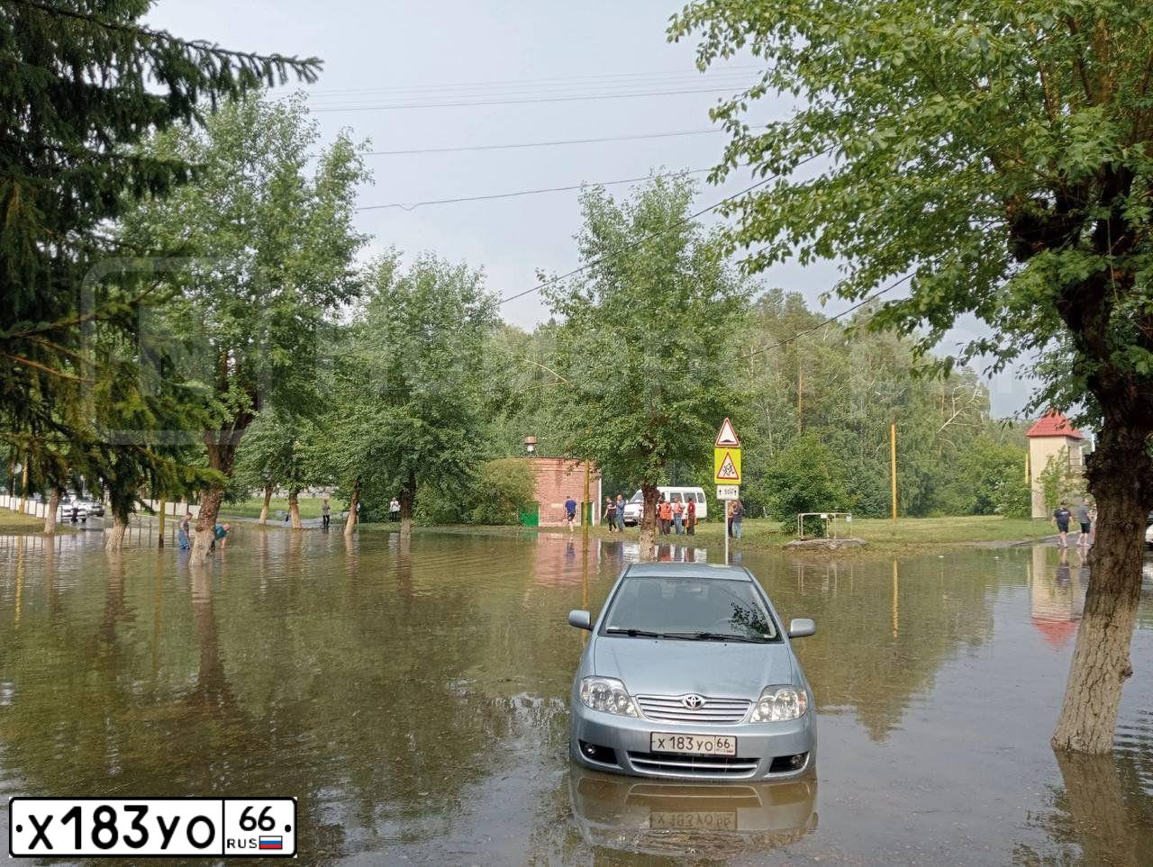Фото автомобиля TOYOTA COROLLA, 2005 — госномер Х183УО66. Цвет: СЕРО-ГОЛУБОЙ