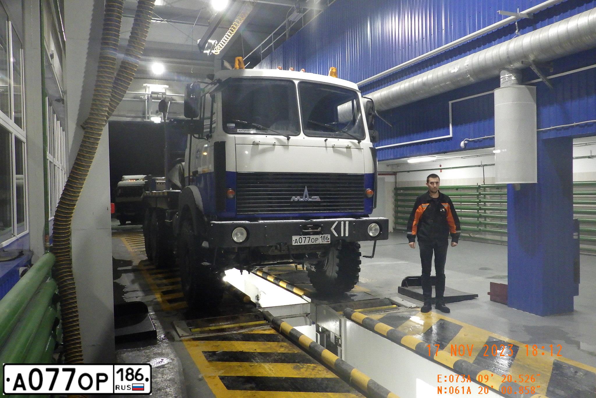 Фото автомобиля MAZ 6317 /6X6/, 2017 — госномер А077ОР186. Цвет: Бело-Синий