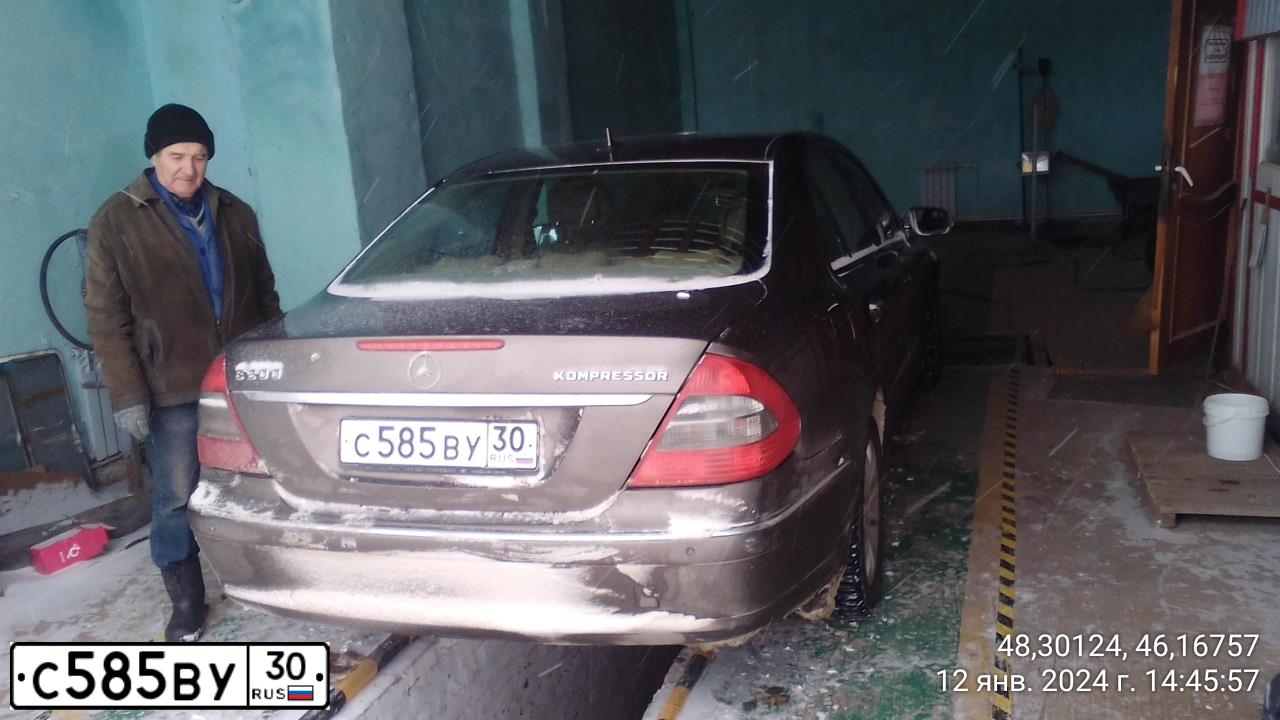 Фото автомобиля MERCEDES E-KLASSE, 2006 — госномер С585ВУ30. Цвет: СЕРЫЙ