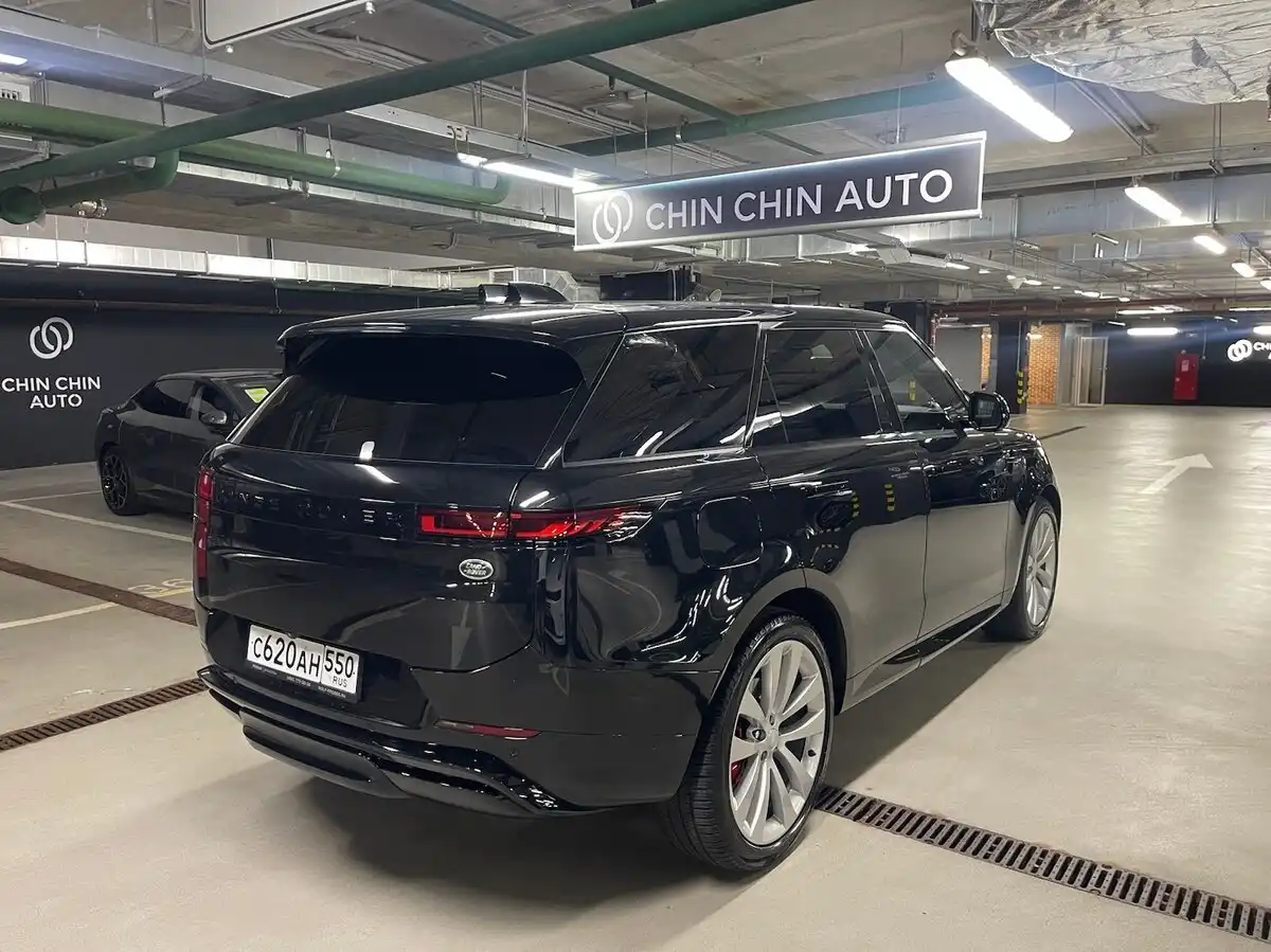 Фото автомобиля LAND ROVER RANGE ROVER, 2022 — госномер Е831МК977. Цвет: ЧЕРНЫЙ