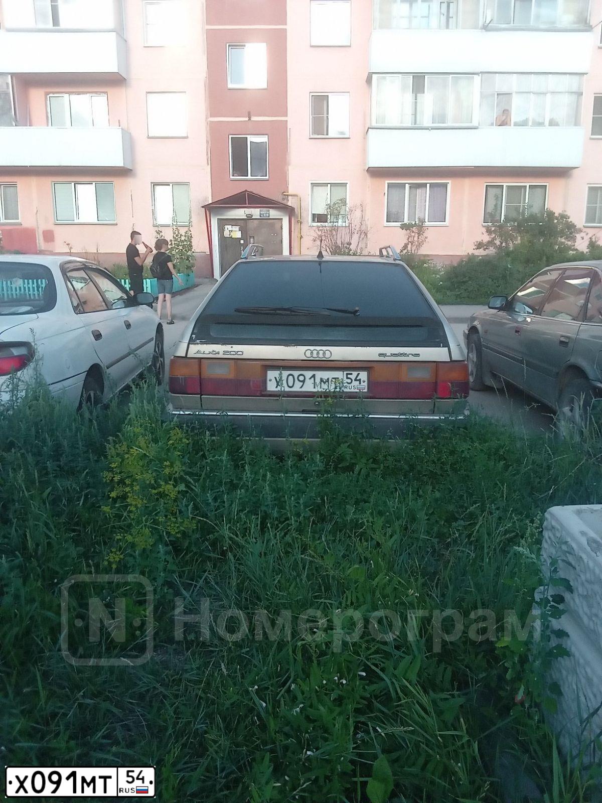 Фото автомобиля RENAULT SANDERO, 2010 — госномер М075МТ154. Цвет: БЕЖЕВЫЙ
