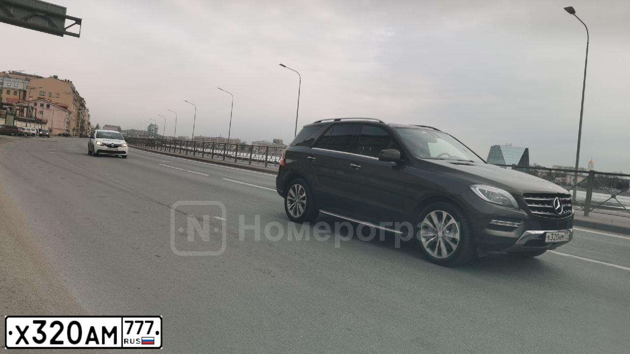 Фото автомобиля BMW X5, 2013 — госномер Т005КК50. Цвет: ЧЕРНЫЙ