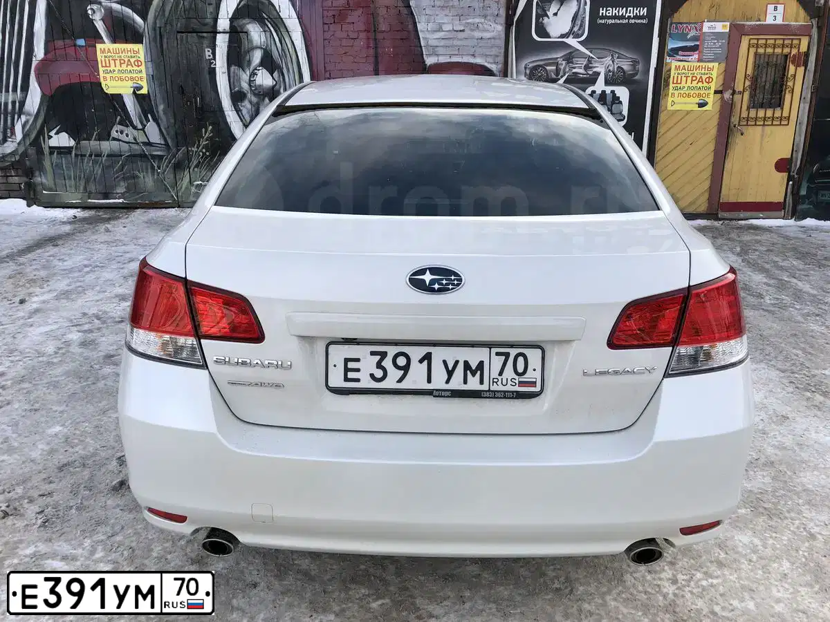 Фото автомобиля SUBARU LEGACY, 2012 — госномер Н751СК70. Цвет: Белый