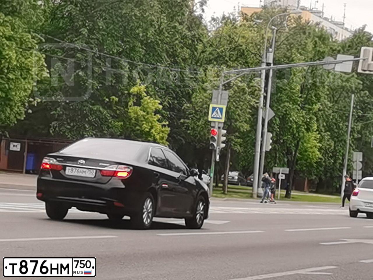 Фото автомобиля TOYOTA CAMRY, 2016 — госномер Т876НМ750. Цвет: ЧЕРНЫЙ МЕТАЛЛИК