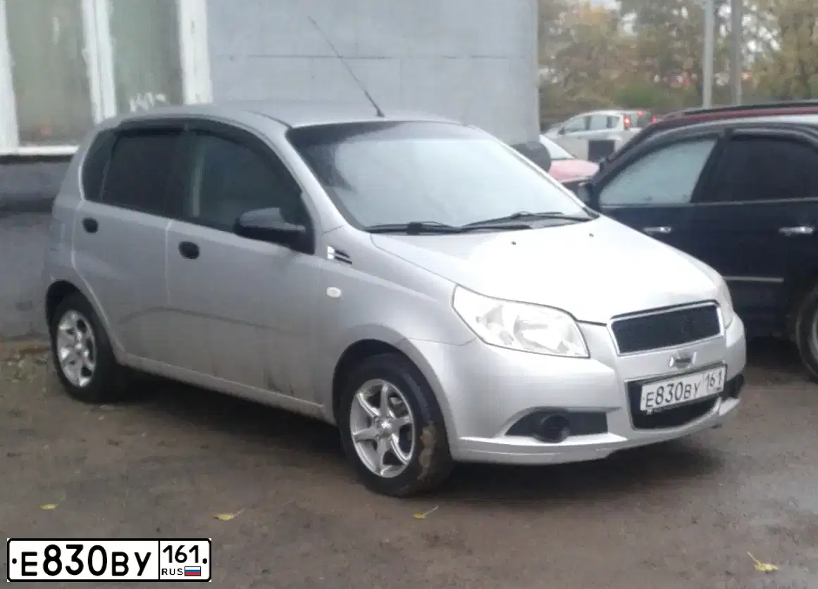 Фото автомобиля CHEVROLET AVEO, 2008 — госномер Е830ВУ161. Цвет: Серебристый