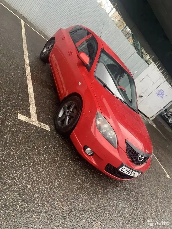 Фото автомобиля MAZDA 3, 2004 — госномер С696СК90. Цвет: Красный