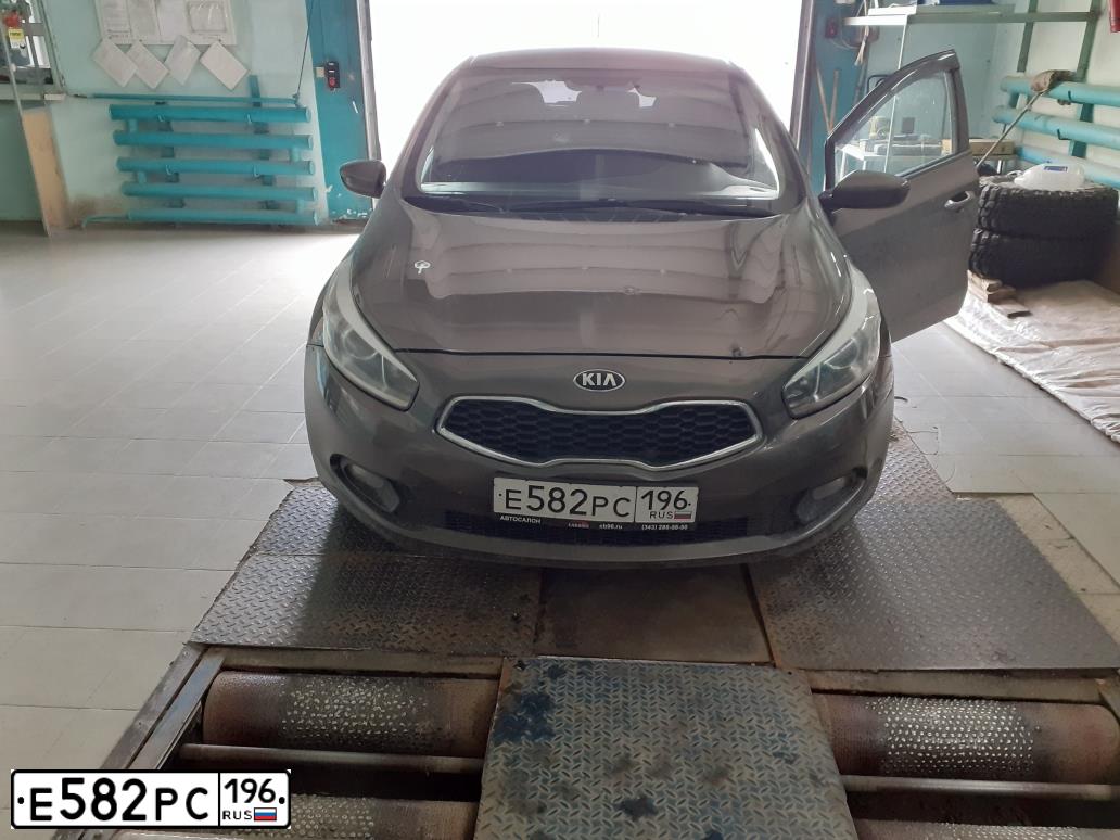 Фото автомобиля KIA CEE'D, 2013 — госномер Е582РС196. Цвет: Коричневый