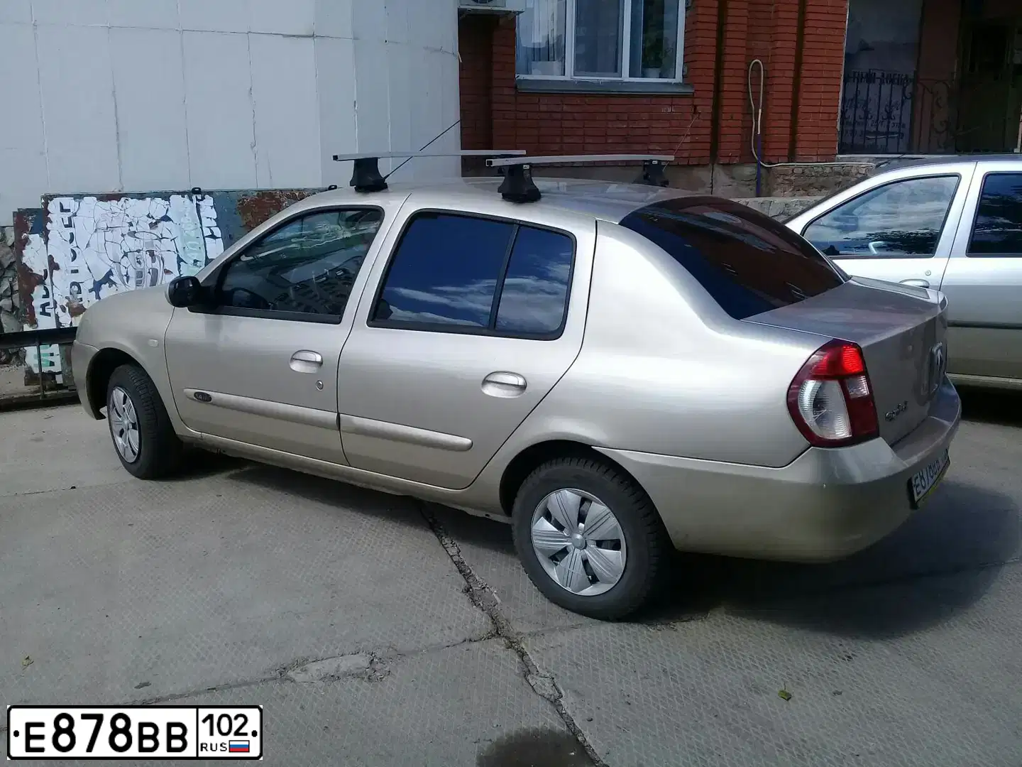 Фото автомобиля RENAULT SYMBOL, 2007 — госномер В420РО702. Цвет: БЕЖЕВЫЙ