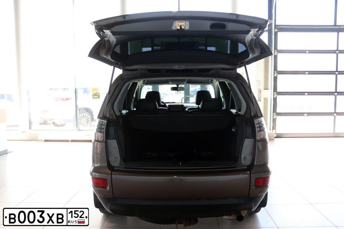 Фото автомобиля MITSUBISHI OUTLANDER, 2010 — госномер В003ХВ152. Цвет: Коричневый