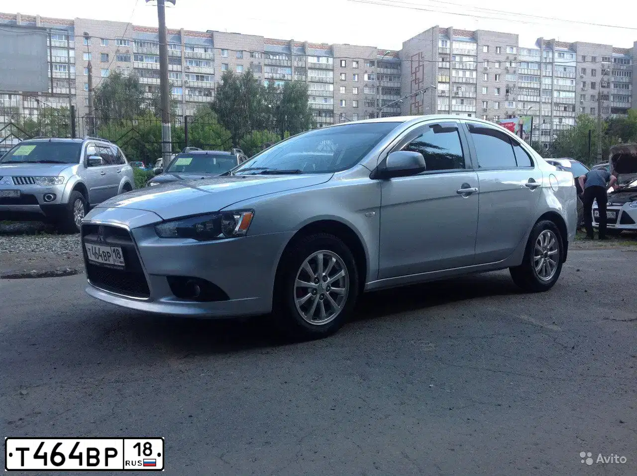 Фото автомобиля MITSUBISHI LANCER, 2013 — госномер Е585МС18. Цвет: СЕРЕБРИСТЫЙ