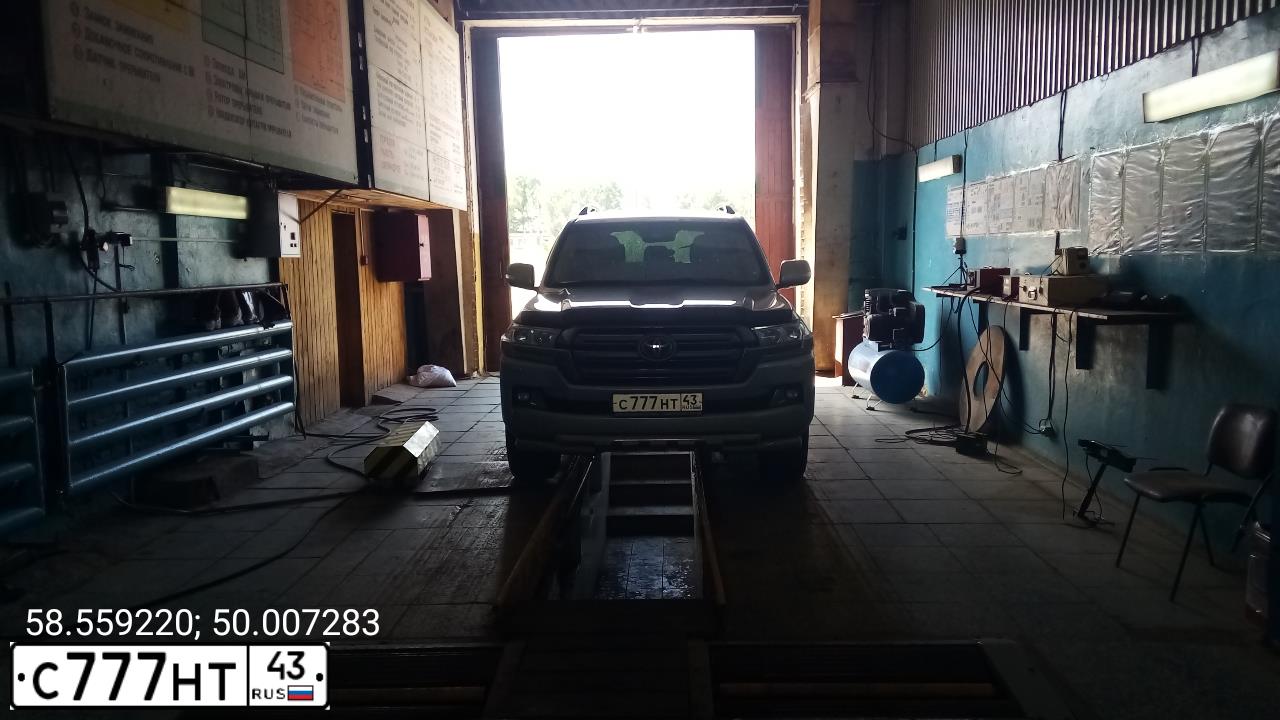 Фото автомобиля TOYOTA LANDCRUISER 200, 2014 — госномер С777НТ43. Цвет: СЕРЕБРИСТЫЙ