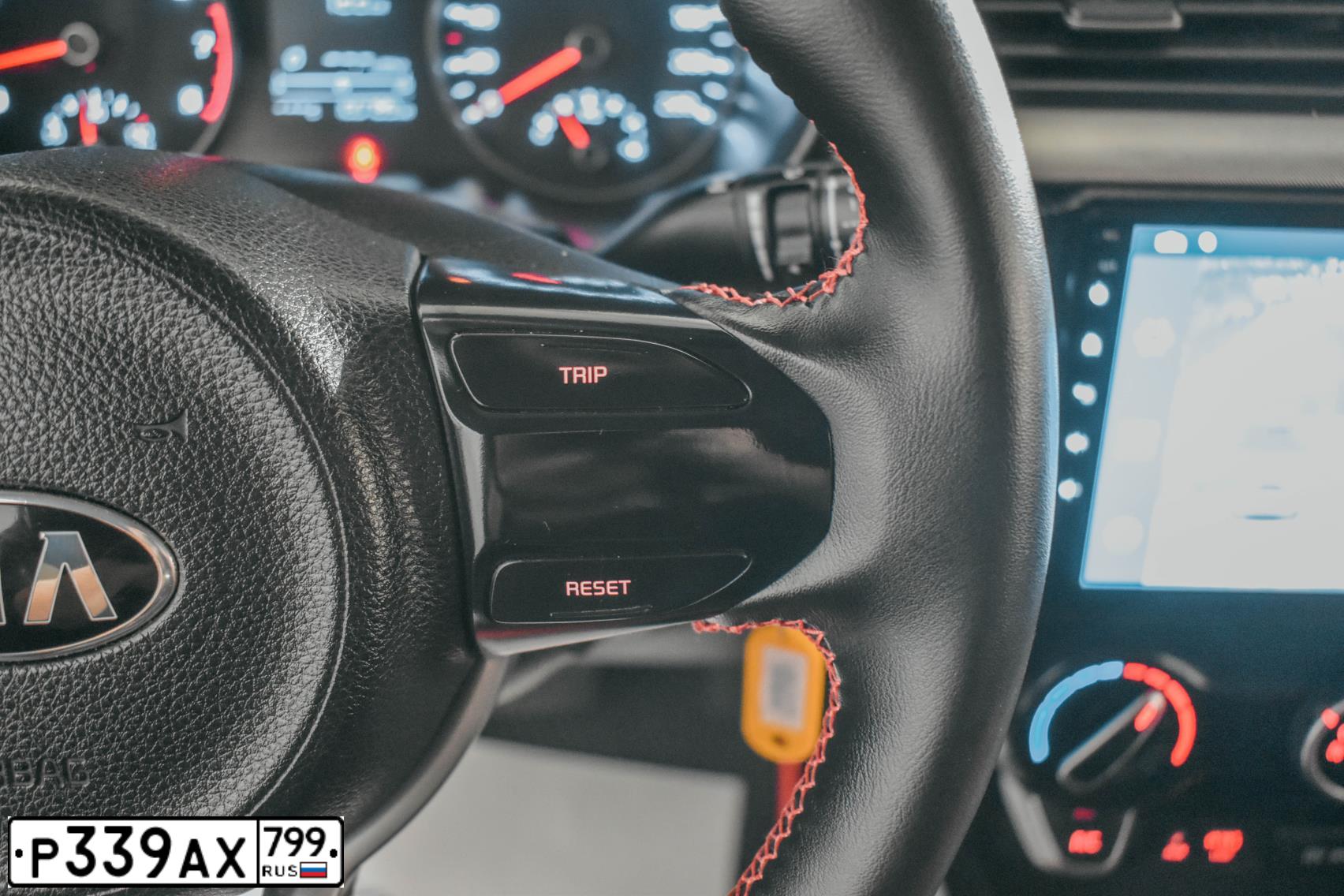 Фото автомобиля KIA RIO, 2017 — госномер Т331ОТ790. Цвет: БЕЛЫЙ-ЖЕЛТЫЙ-СЕРЫЙ