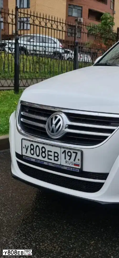 Фото автомобиля VOLKSWAGEN TIGUAN, 2010 — госномер К292ЕН790. Цвет: Белый