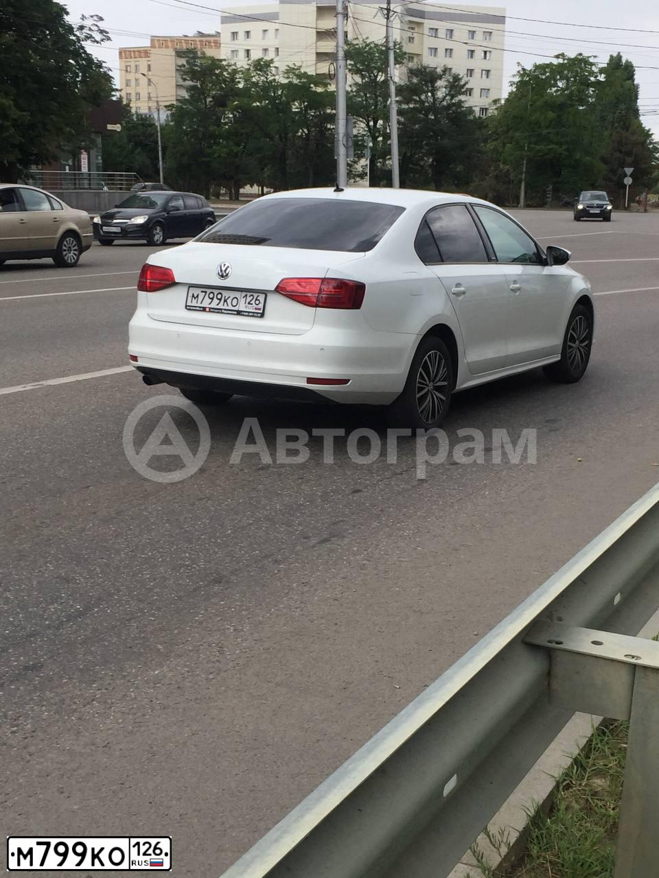 Фото автомобиля VOLKSWAGEN JETTA, 2016 — госномер М799КО126. Цвет: Белый