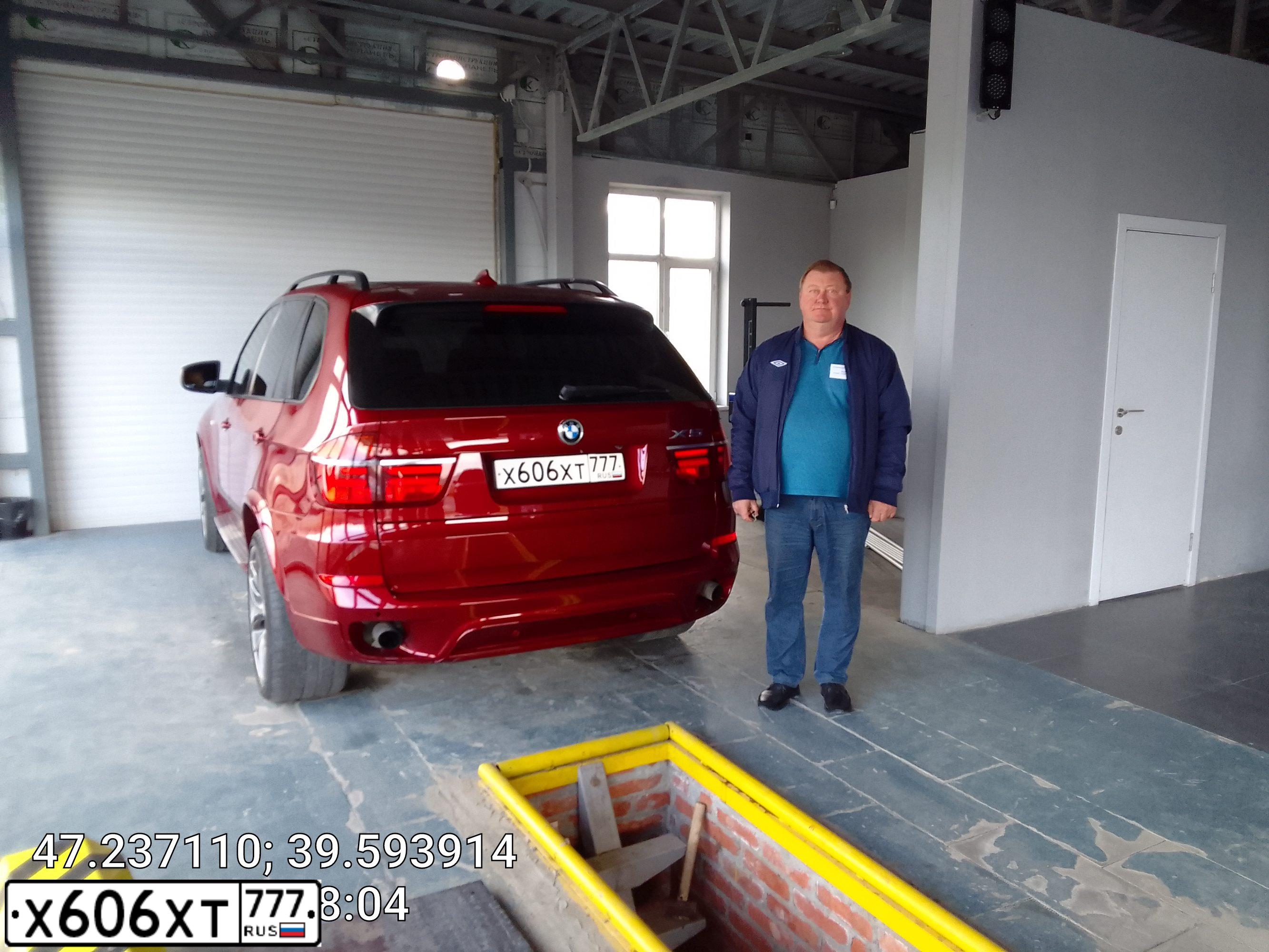 Фото автомобиля BMW X5, 2010 — госномер О533ХЕ196. Цвет: КРАСНЫЙ МЕТАЛЛИК