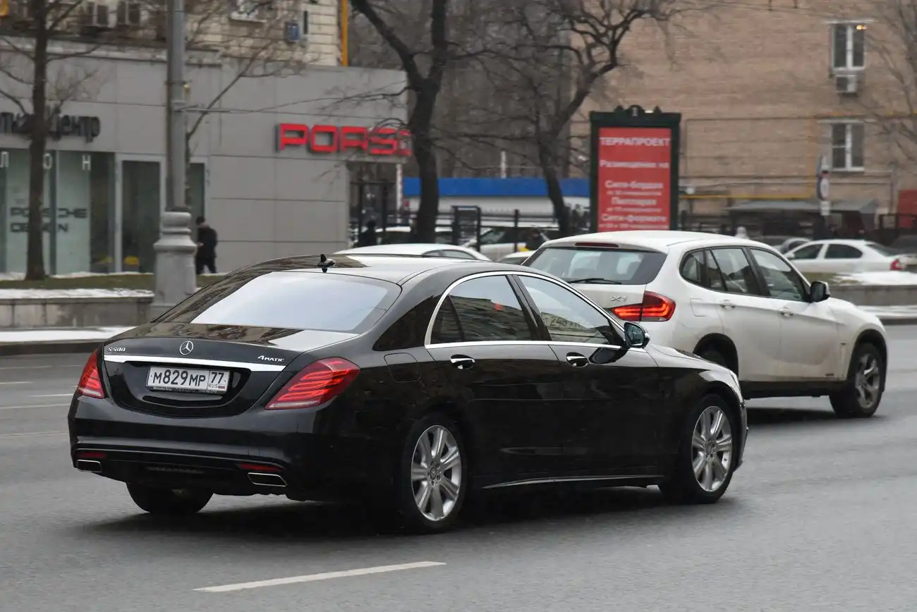 Фото автомобиля AUDI A8, 2000 — госномер М829МР77. Цвет: ЧЕРНЫЙ