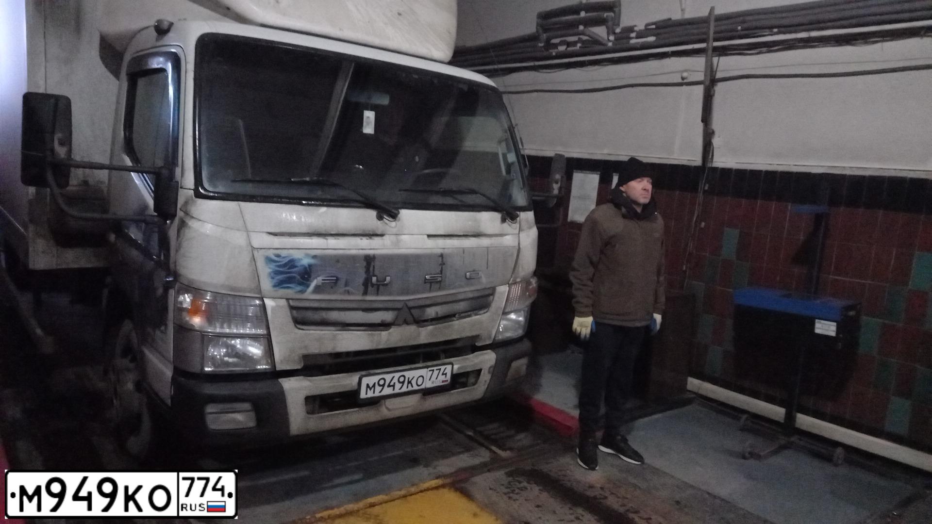 Фото автомобиля FUSO CANTER, 2020 — госномер М949КО774. Цвет: Белый