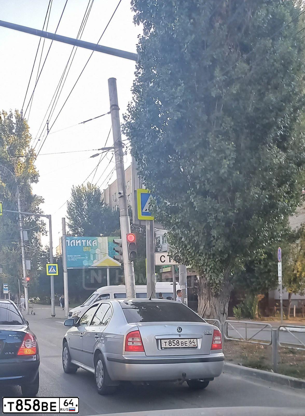 Фото автомобиля SKODA OCTAVIA, 2010 — госномер Т858ВЕ64. Цвет: СЕРЕБРИСТЫЙ