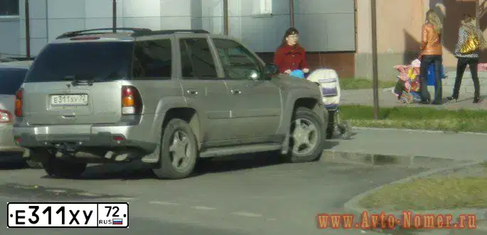 Фото автомобиля CHEVROLET TRAILBLAZER, 2004 — госномер Е311ХУ72. Цвет: Серебристый