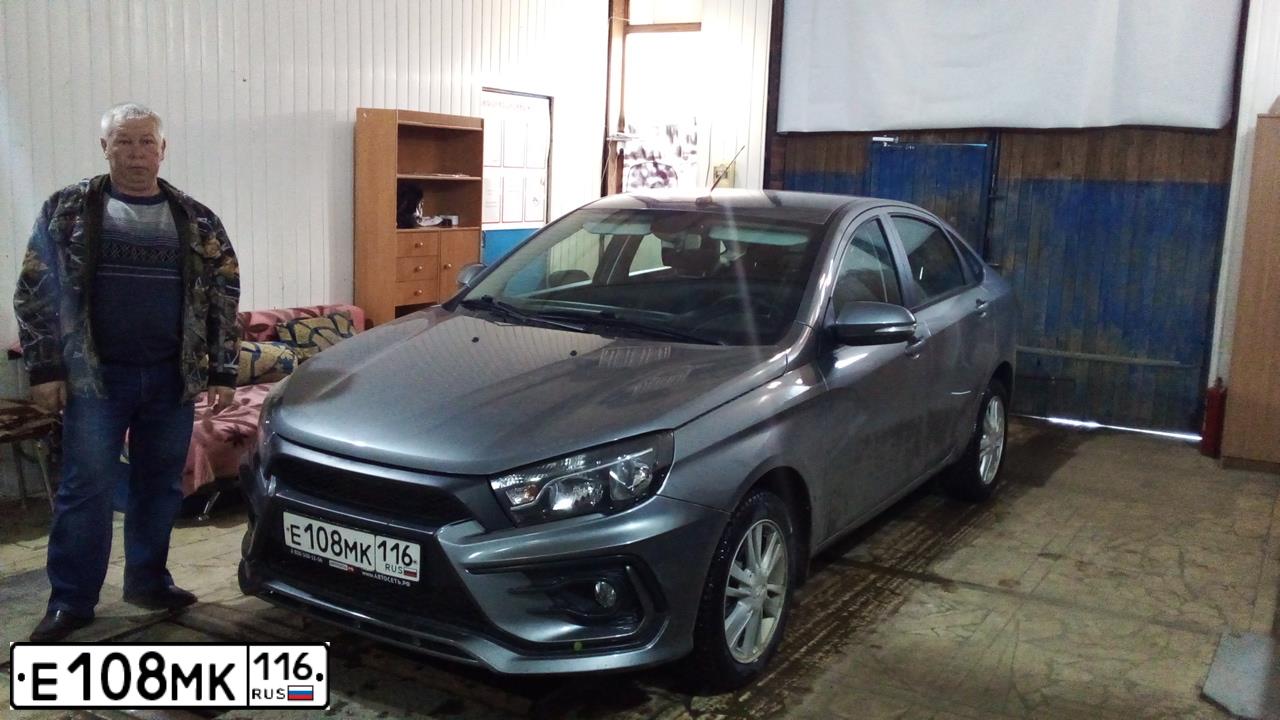 Фото автомобиля LADA VESTA, 2018 — госномер Е108МК116. Цвет: Серый