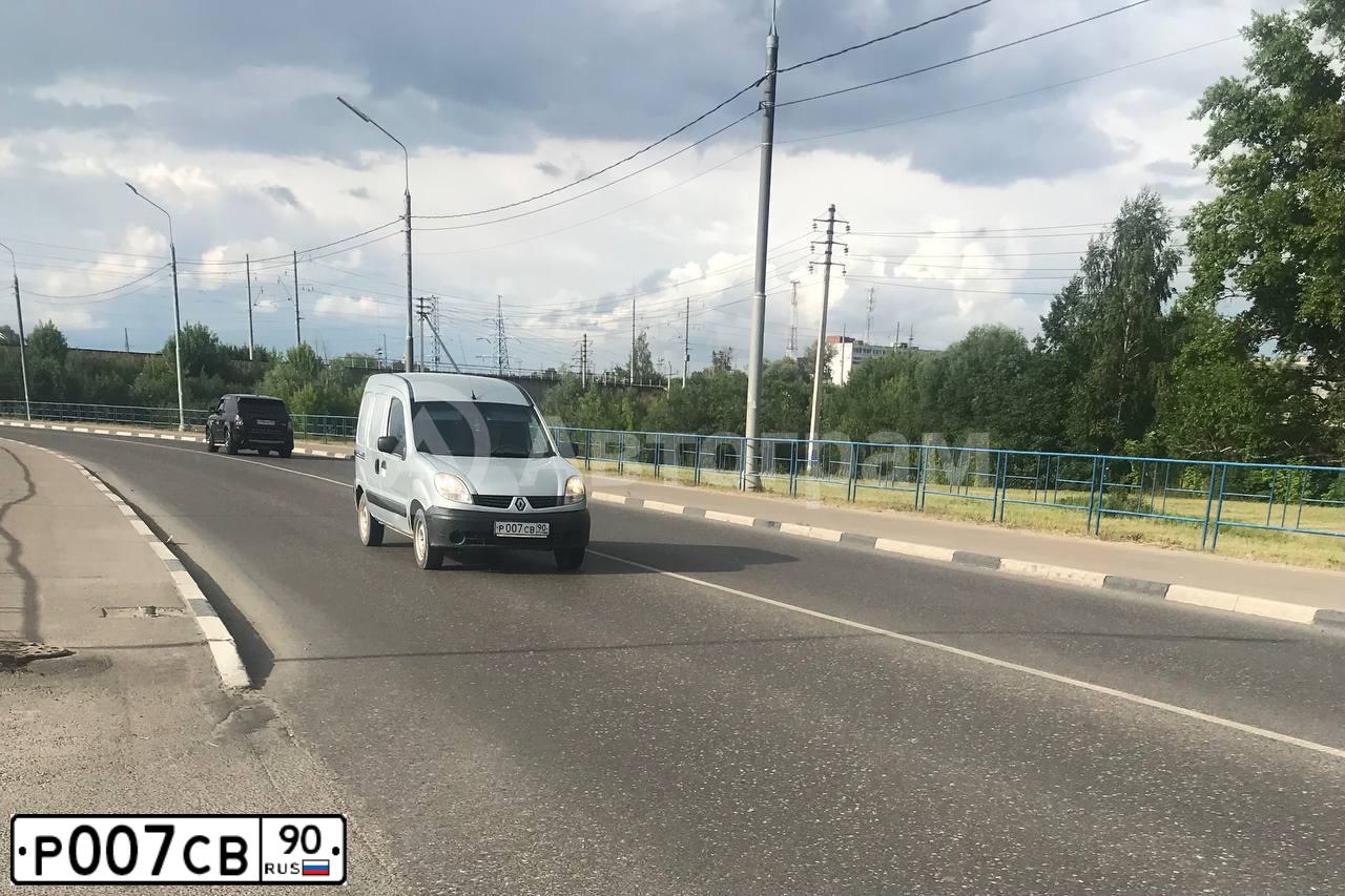 Фото автомобиля RENAULT KANGOO, 2007 — госномер Р007СВ90. Цвет: СЕРЫЙ СВЕТЛЫЙ