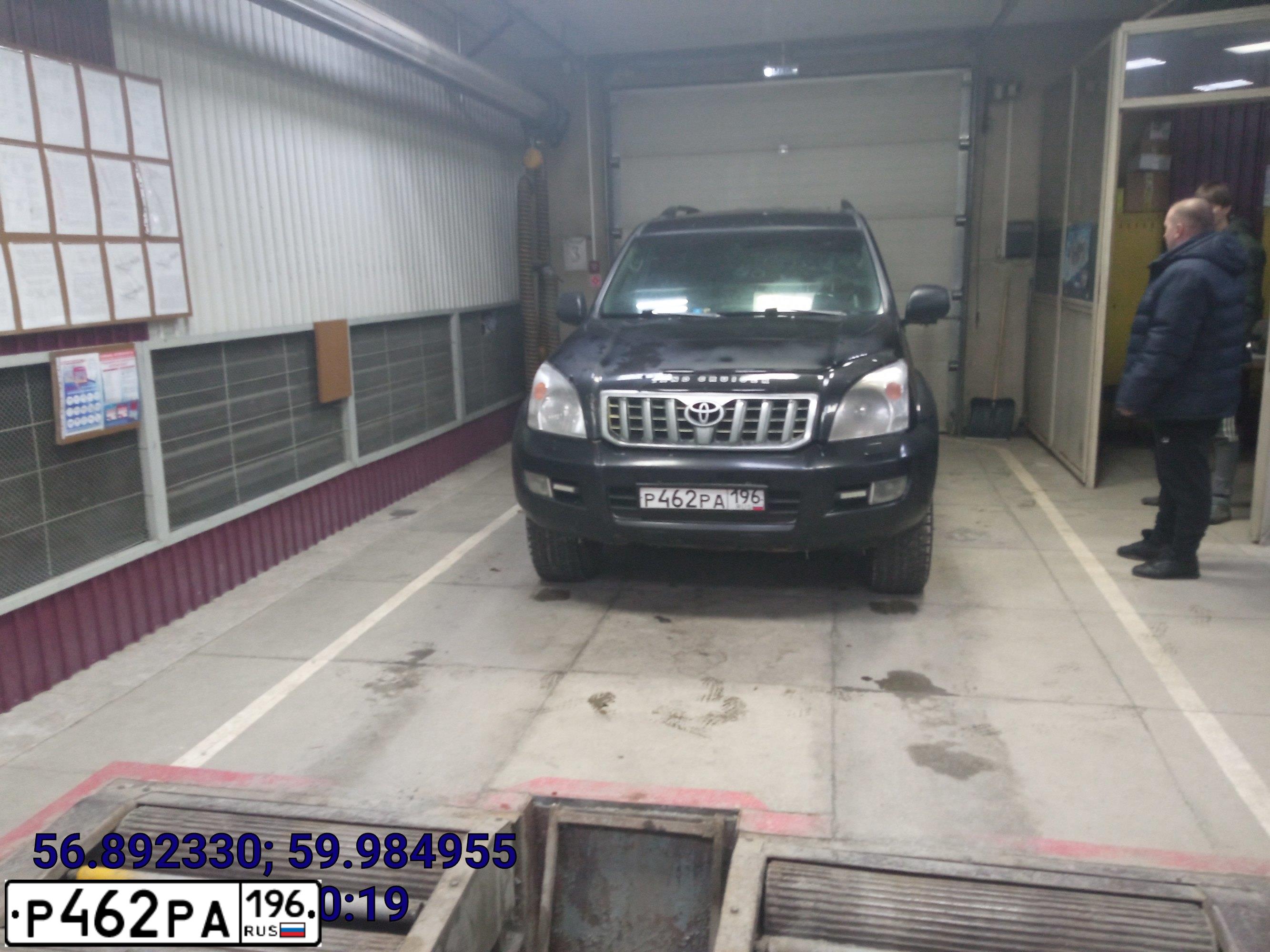 Фото автомобиля TOYOTA LANDCRUISER, 2005 — госномер С497НН89. Цвет: ЧЕРНЫЙ
