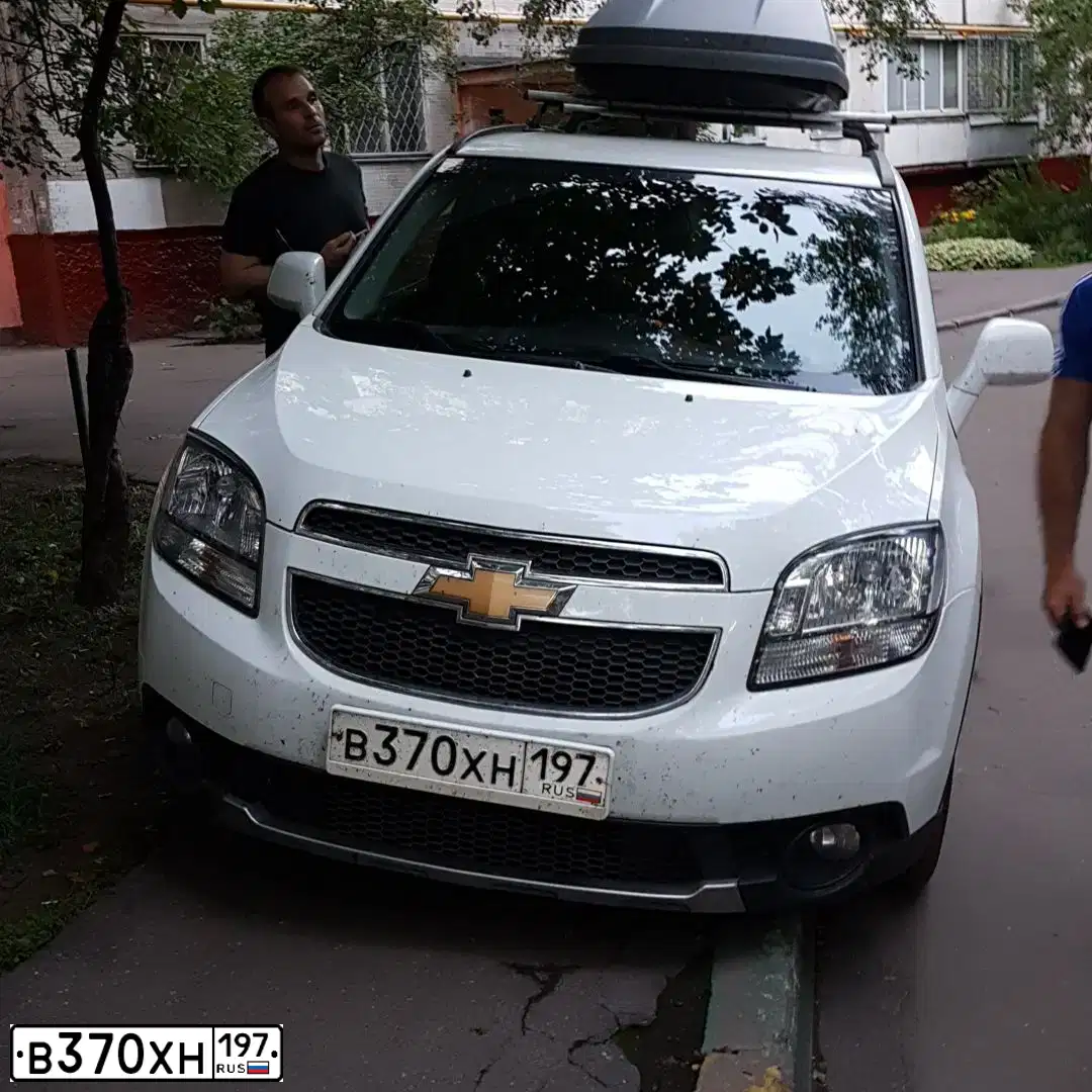 Фото автомобиля CHEVROLET ORLANDO, 2012 — госномер Е648ЕТ136. Цвет: Белый
