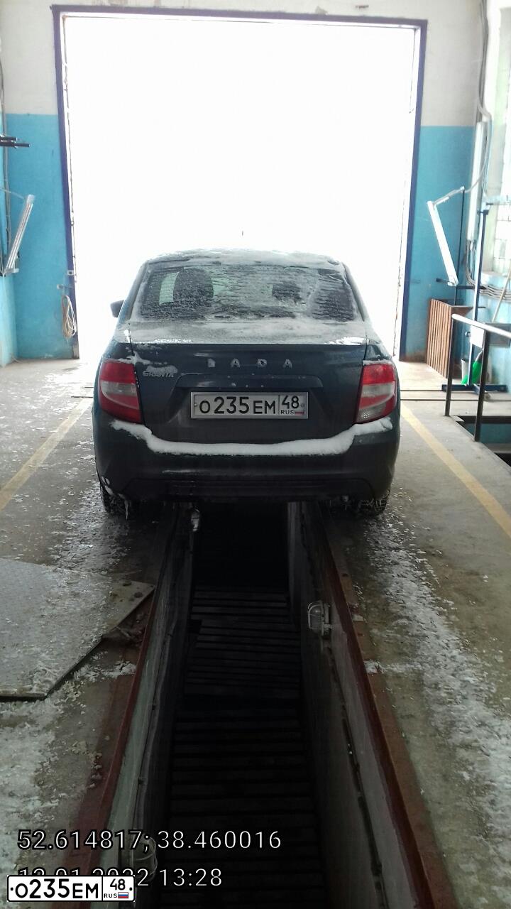 Фото автомобиля LADA 2190 GRANTA, 2018 — госномер О235ЕМ48. Цвет: СЕРЕБРИСТО-ТЕМНО СЕРЫЙ