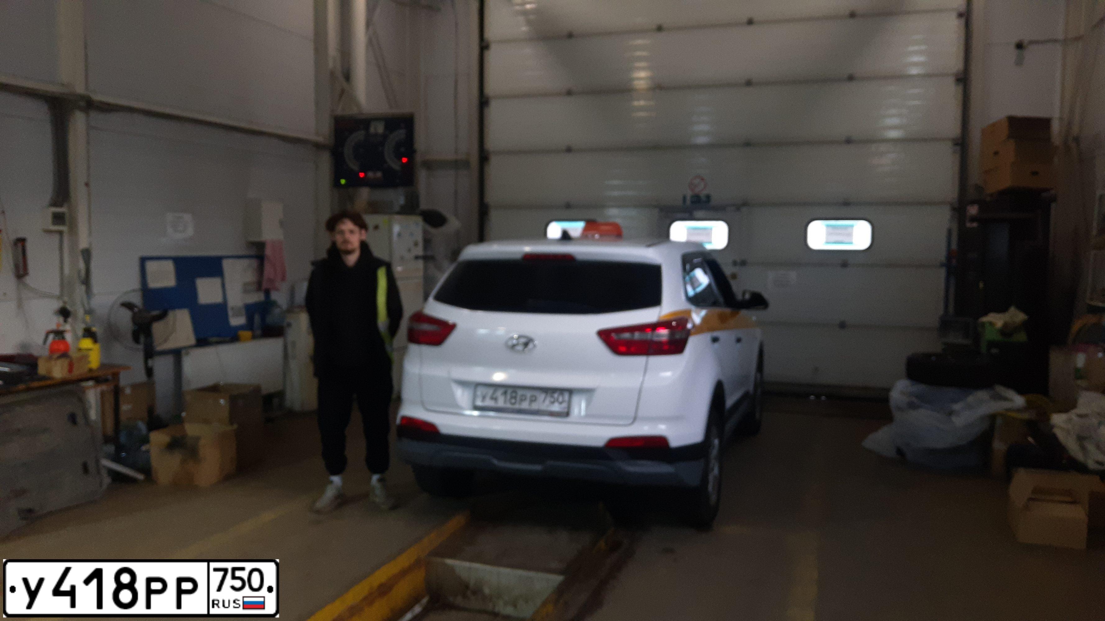 Фото автомобиля HYUNDAI CRETA, 2017 — госномер У418РР750. Цвет: Серый