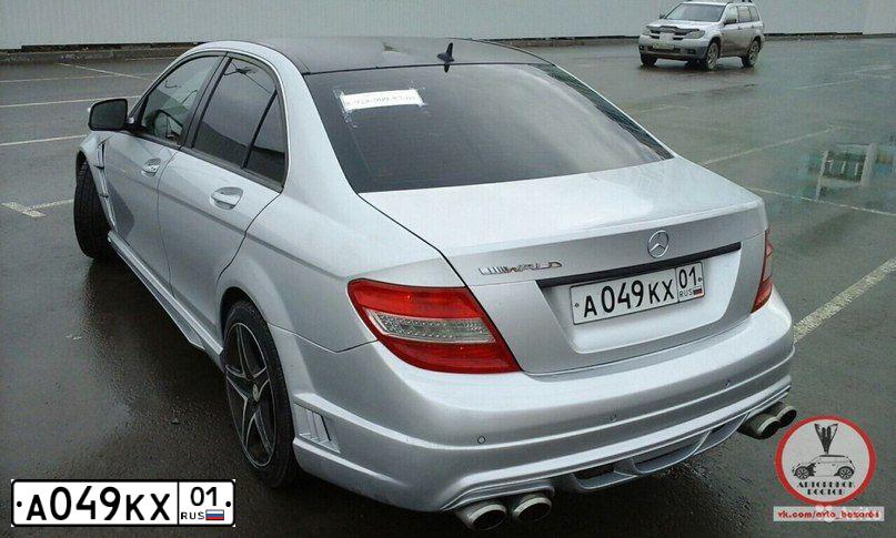 Фото автомобиля MERCEDES C-KLASSE, 2008 — госномер Р033АР799. Цвет: СЕРЕБРИСТЫЙ ЧЕРНЫЙ