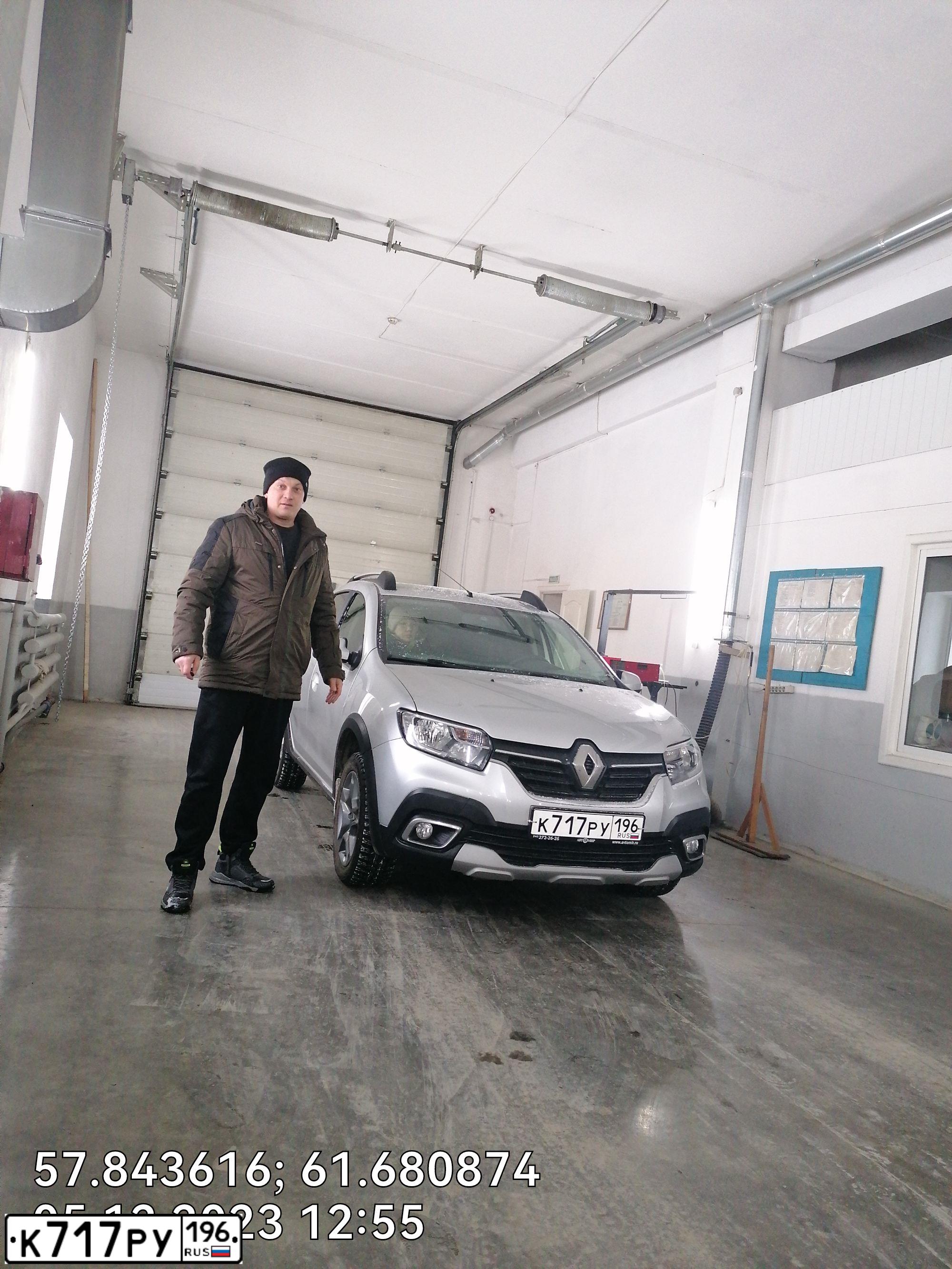 Фото автомобиля RENAULT SANDERO, 2018 — госномер К717РУ196. Цвет: СВЕТЛО-СЕРЫЙ