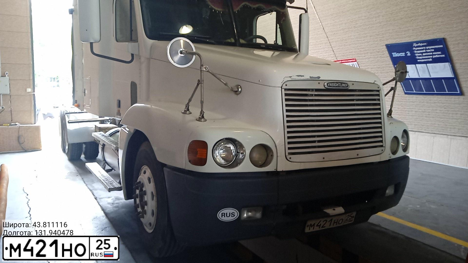 Фото автомобиля FREIGHTLINER CENTURY ST, 2000 — госномер О894ТМ125. Цвет: Белый