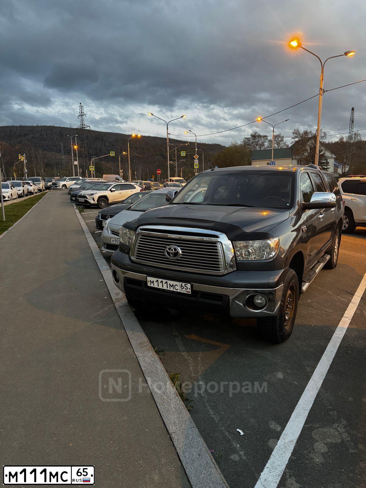 Фото автомобиля TOYOTA TUNDRA, 2010 — госномер Х670ЕТ65. Цвет: СЕРЫЙ