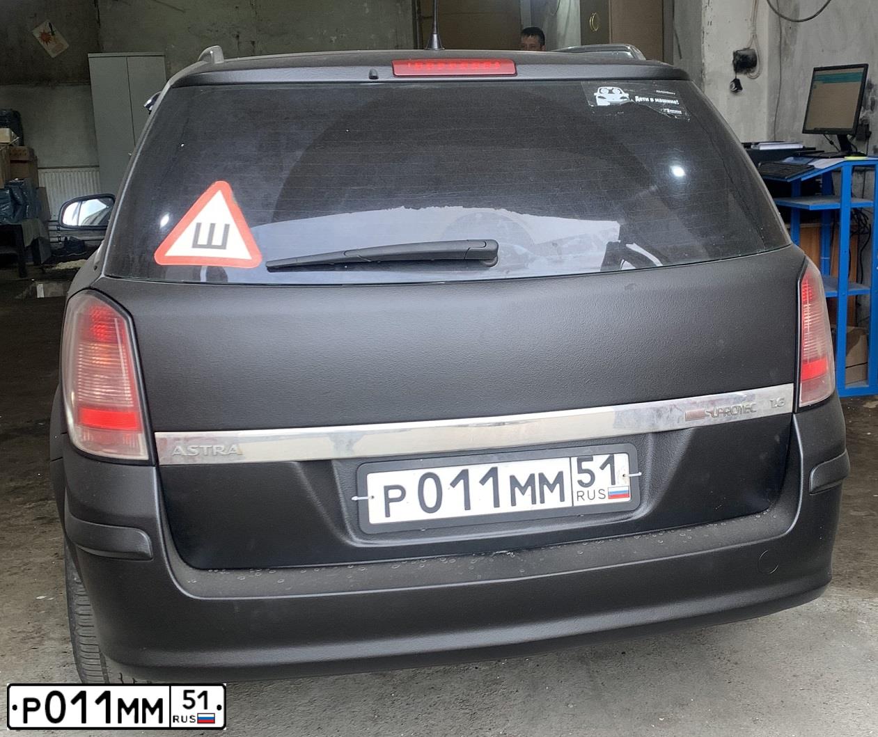 Фото автомобиля OPEL ASTRA, 2007 — госномер А737УР76. Цвет: ЧЕРНЫЙ