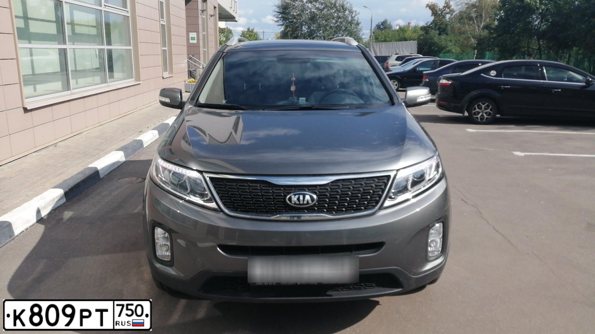 Фото автомобиля KIA SORENTO, 2017 — госномер К809РТ750. Цвет: Серый