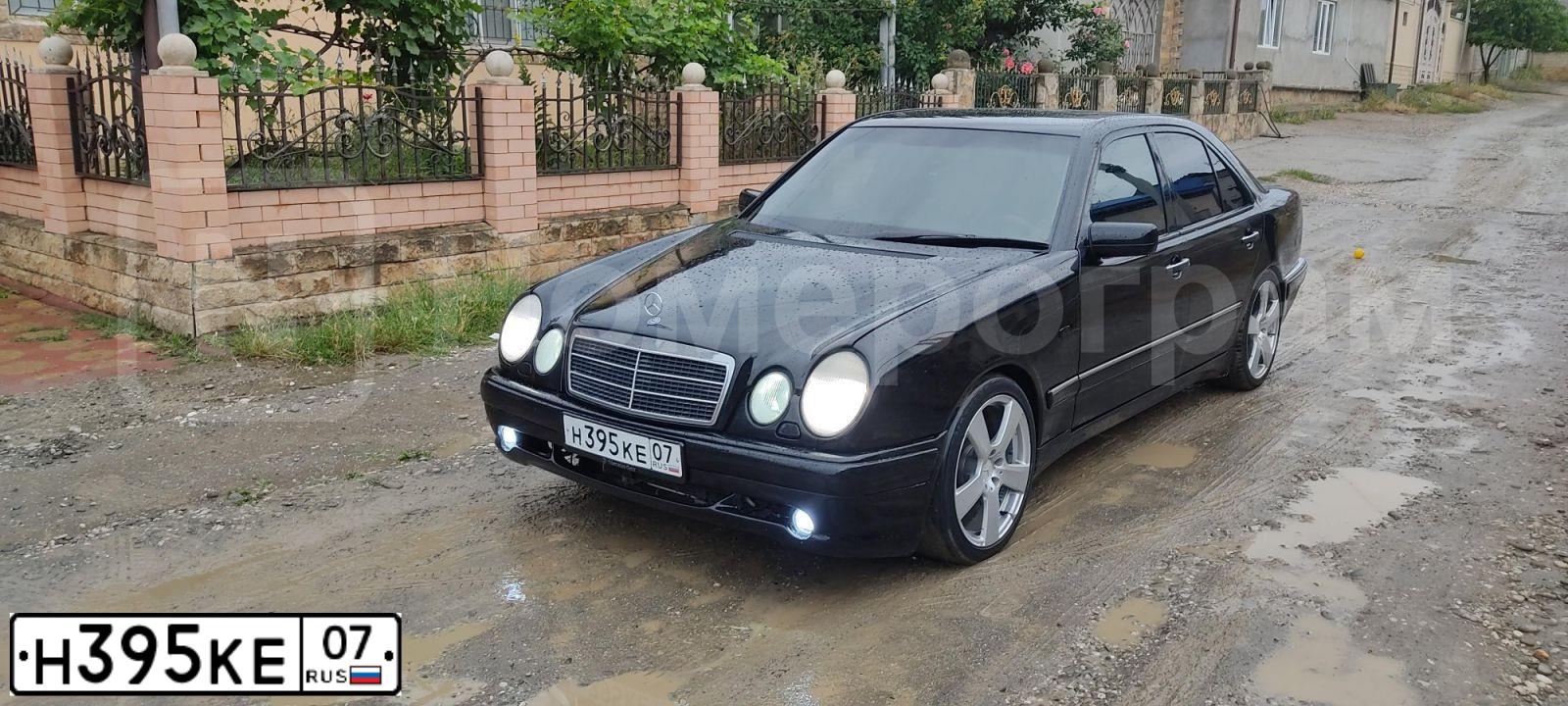 Фото автомобиля MERCEDES E-KLASSE, 1998 — госномер У130УО05. Цвет: ЧЕРНЫЙ