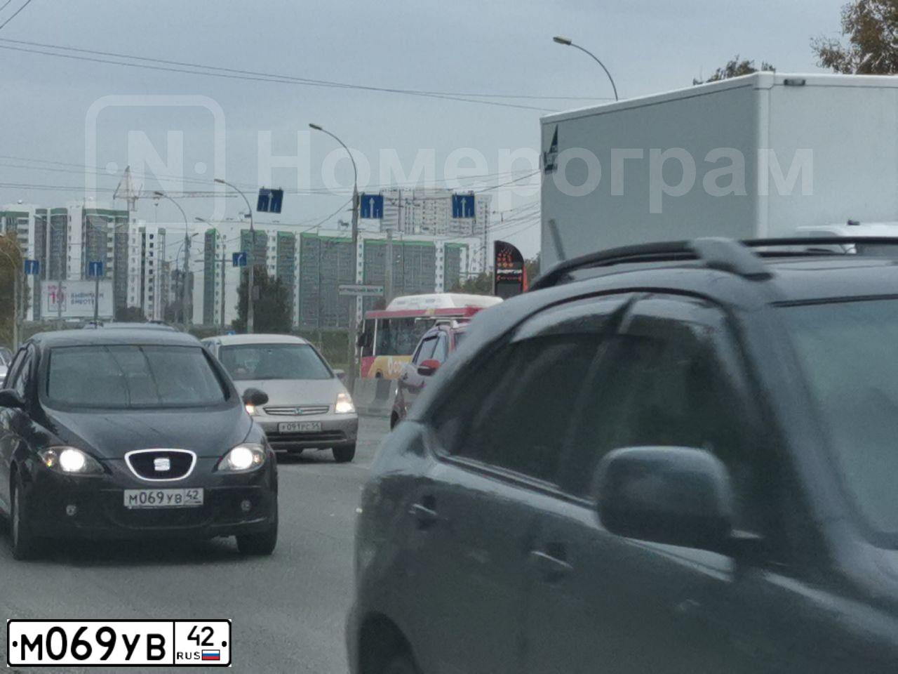 Фото автомобиля SEAT ALTEA, 2008 — госномер Р545НВ154. Цвет: ЧЕРНЫЙ