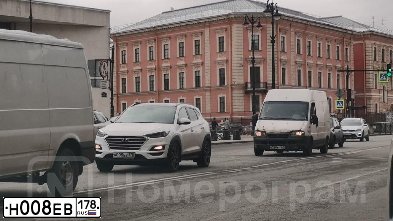 Фото автомобиля HYUNDAI TUCSON, 2018 — госномер Н008ЕВ178. Цвет: БЕЛЫЙ