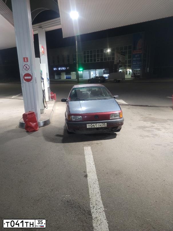 Фото автомобиля VOLKSWAGEN PASSAT, 1991 — госномер Т041ТН35. Цвет: ТЕМНО-ВИШНЕВЫЙ