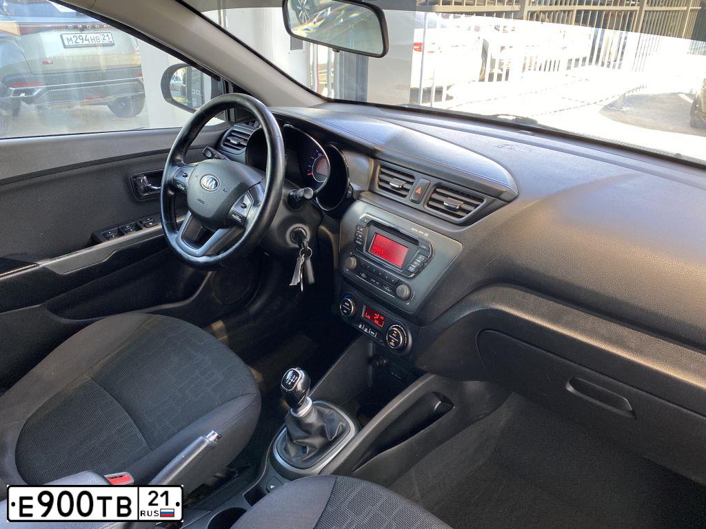 Фото автомобиля KIA RIO, 2013 — госномер Е900ТВ21. Цвет: голубой