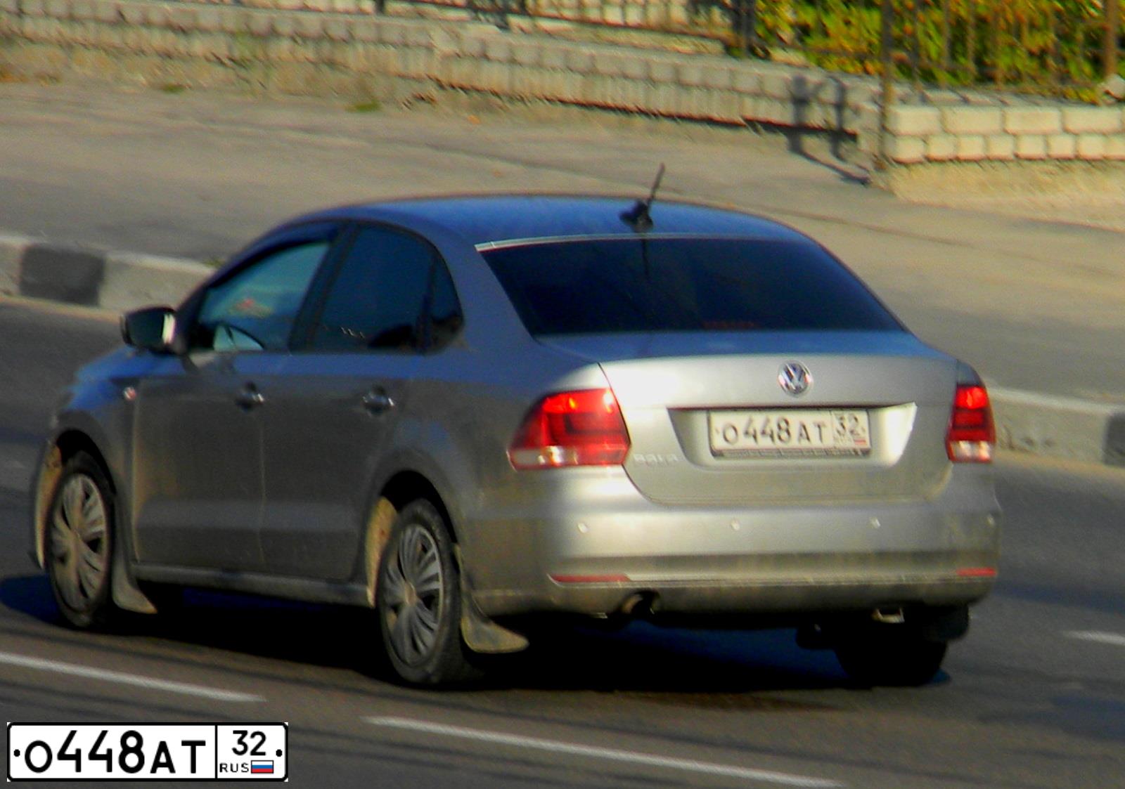 Фото автомобиля VOLKSWAGEN POLO, 2017 — госномер О448АТ32. Цвет: Серебристый