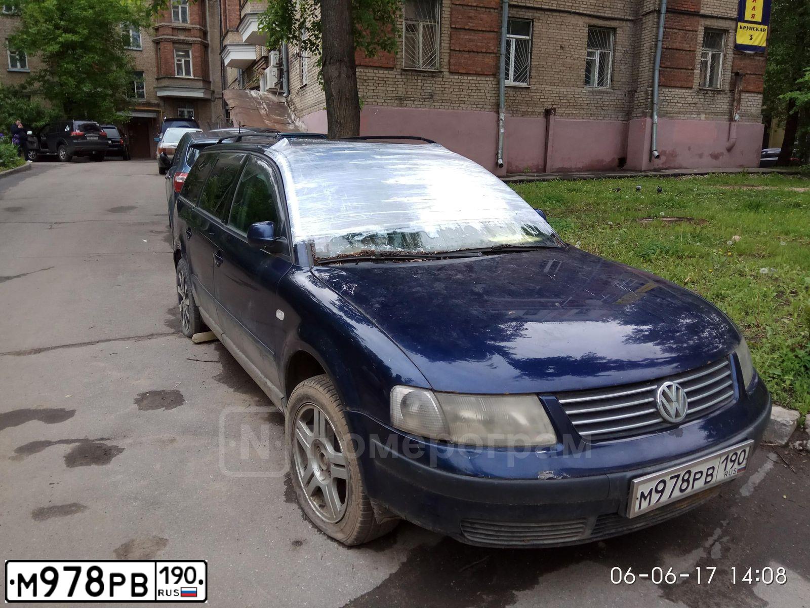 Фото автомобиля VOLKSWAGEN PASSAT, 2000 — госномер М978РВ190. Цвет: СИНИЙ