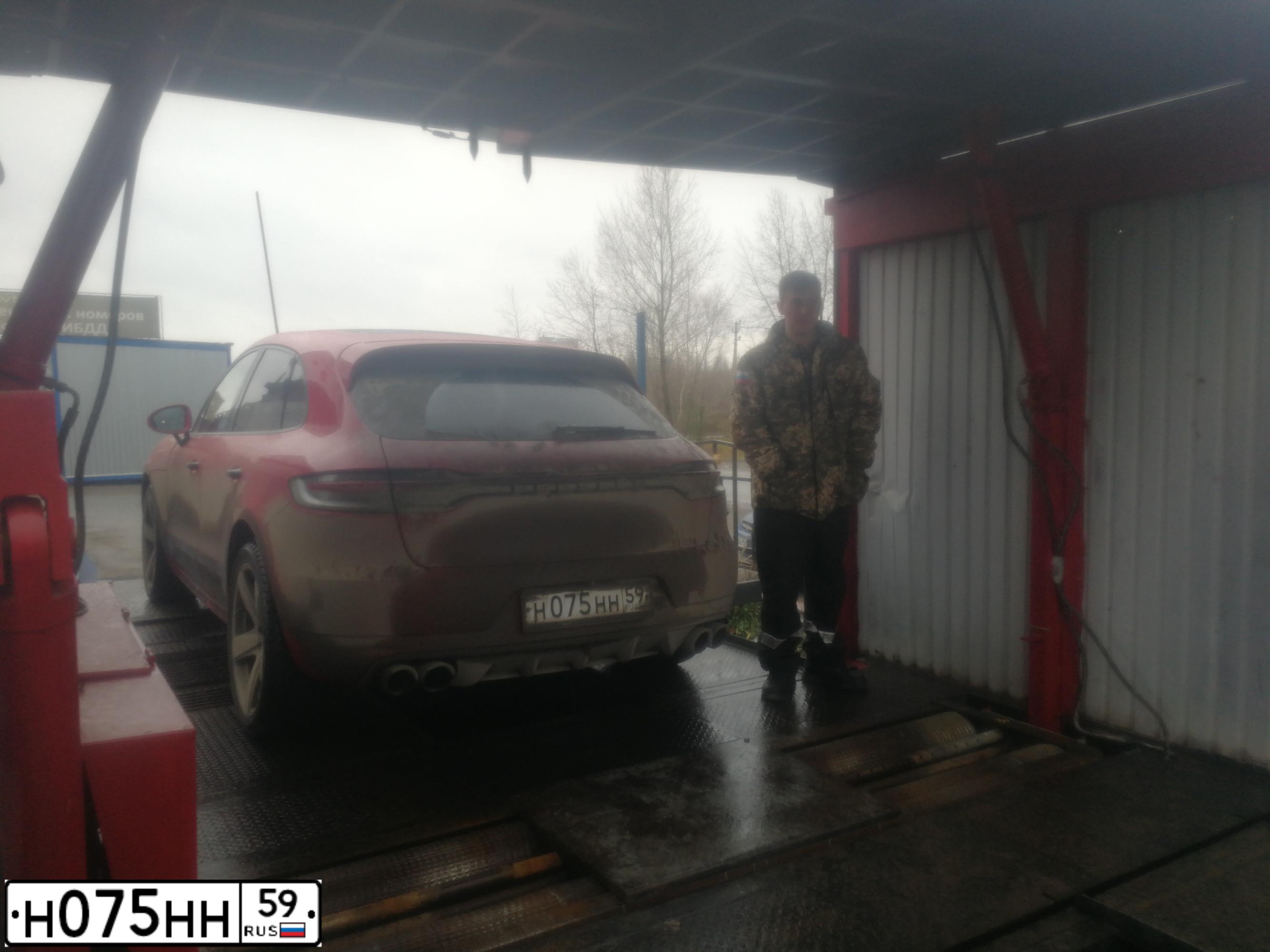Фото автомобиля PORSCHE CAYENNE, 2017 — госномер Р818КК159. Цвет: ЧЕРНЫЙ