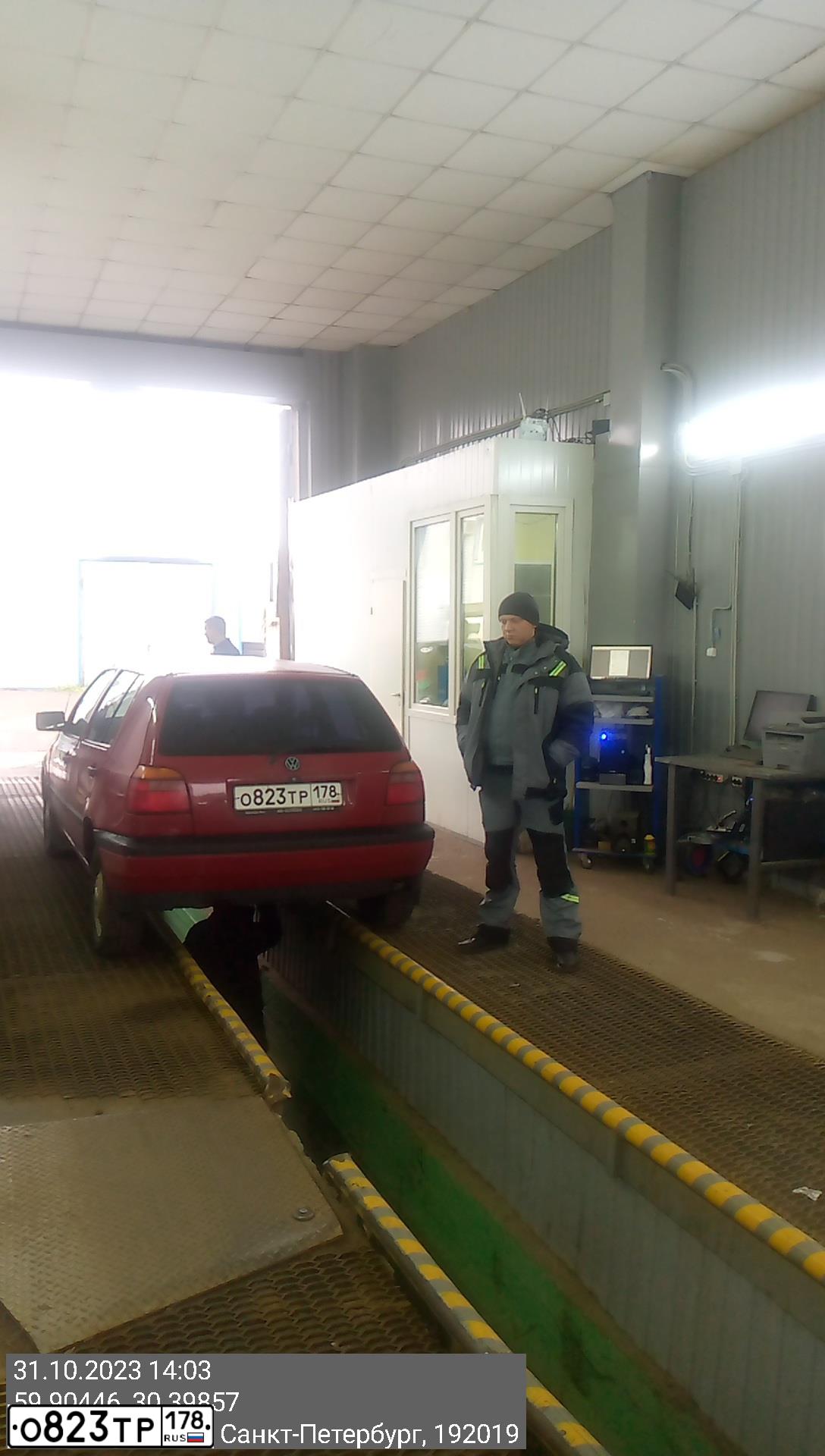 Фото автомобиля VOLKSWAGEN GOLF, 1993 — госномер А496ХВ147. Цвет: ВИШНЕВЫЙ