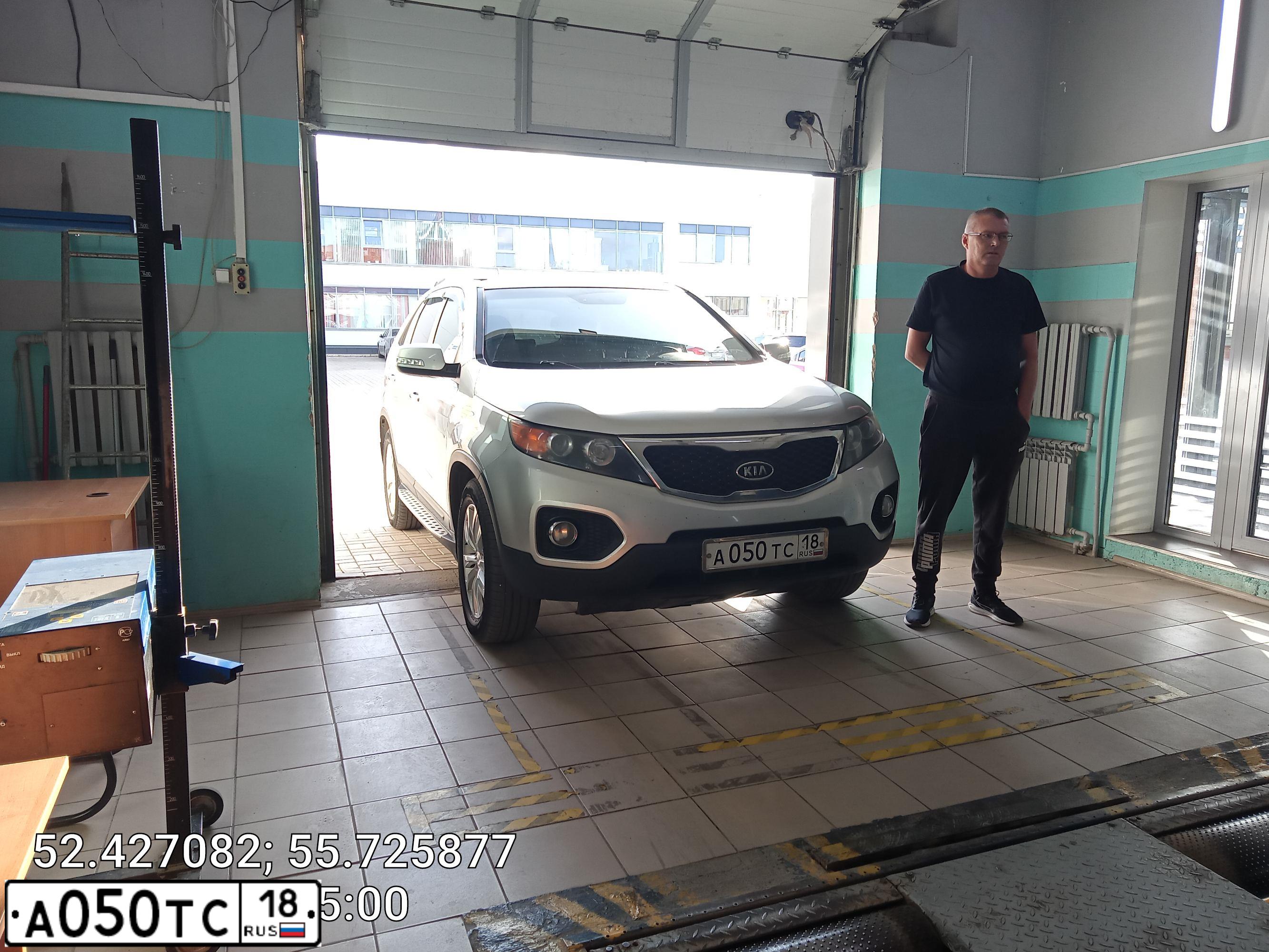 Фото автомобиля KIA SORENTO, 2011 — госномер А050ТС18. Цвет: СЕРЫЙ