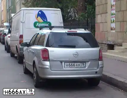 Фото автомобиля OPEL ASTRA, 2006 — госномер Н666АХ78. Цвет: Серебристый