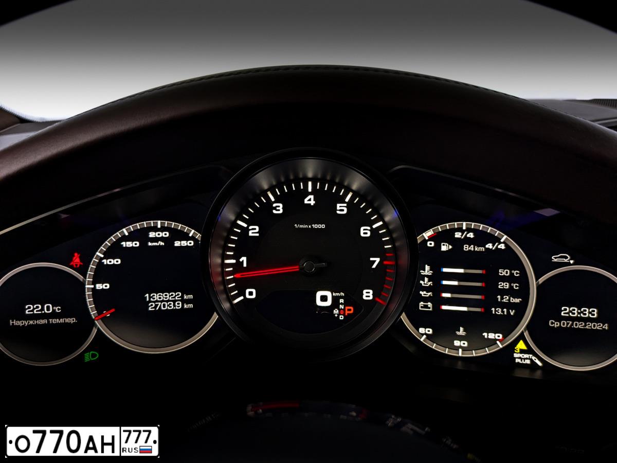 Фото автомобиля PORSCHE CAYENNE, 2019 — госномер М965ММ50. Цвет: БЕЛЫЙ